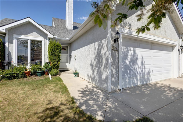 824 Westmount Drive, Strathmore