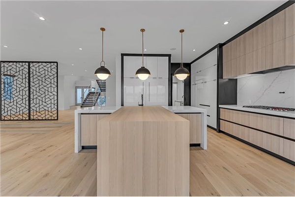 776 West Chestermere Drive, Chestermere