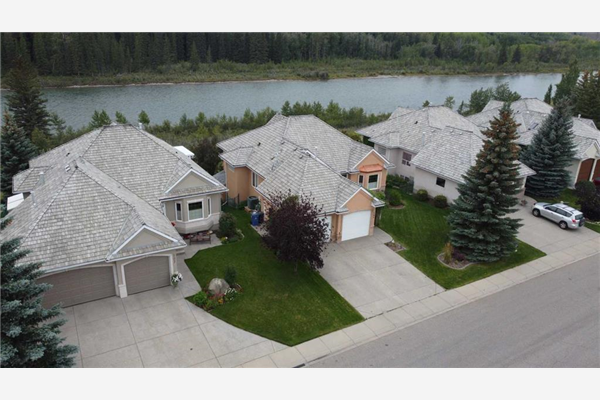 105 West Terrace Point, Cochrane