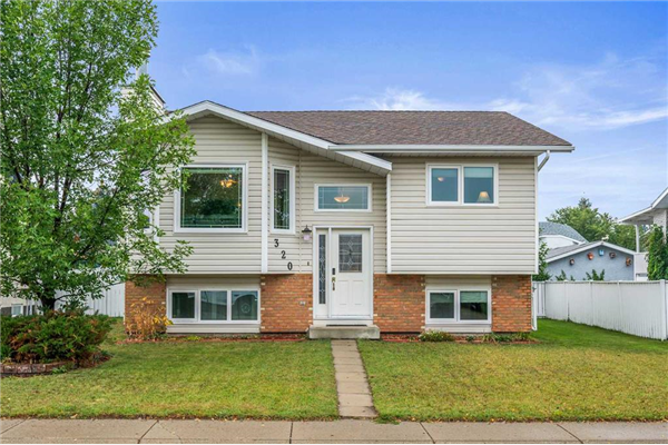 320 Maple Tree Way, Strathmore