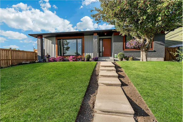 704 Lake Lucerne Drive SE, Calgary