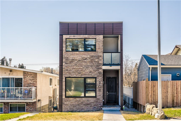 209 32 Avenue NE, Calgary