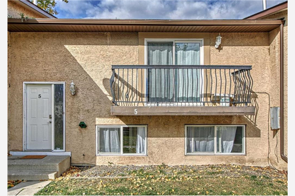 204 Pinehill Road NE, Calgary