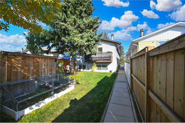 1407 44 Street SE, Calgary