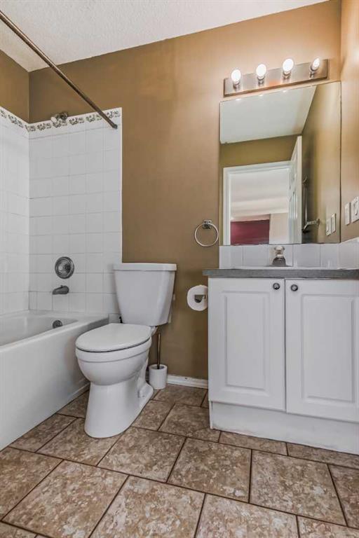 7 Harvest Gold Manor NE, #114