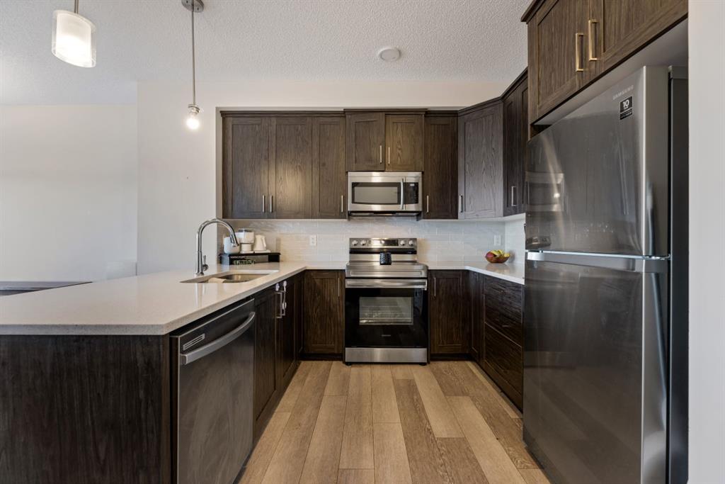 105 CARRINGVUE Park NW