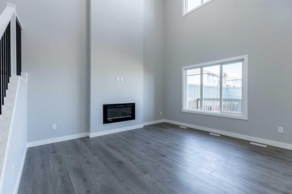 555 Clydesdale Way NW