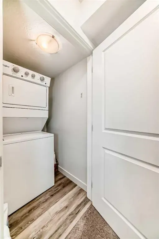 11 Evanscrest Mews NW, #306