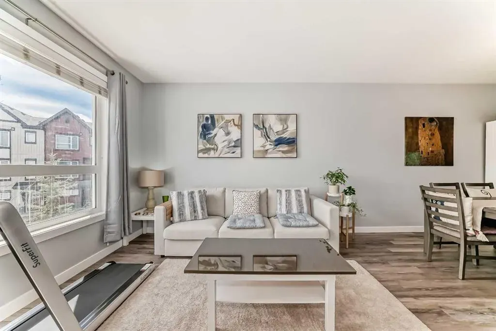 11 Evanscrest Mews NW, #106