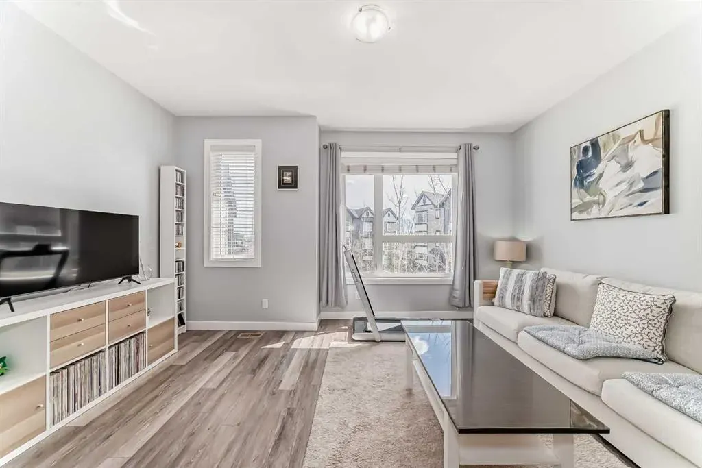 11 Evanscrest Mews NW, #106