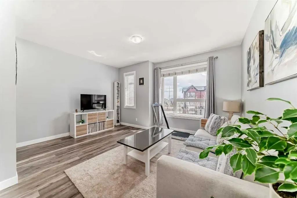 11 Evanscrest Mews NW, #106