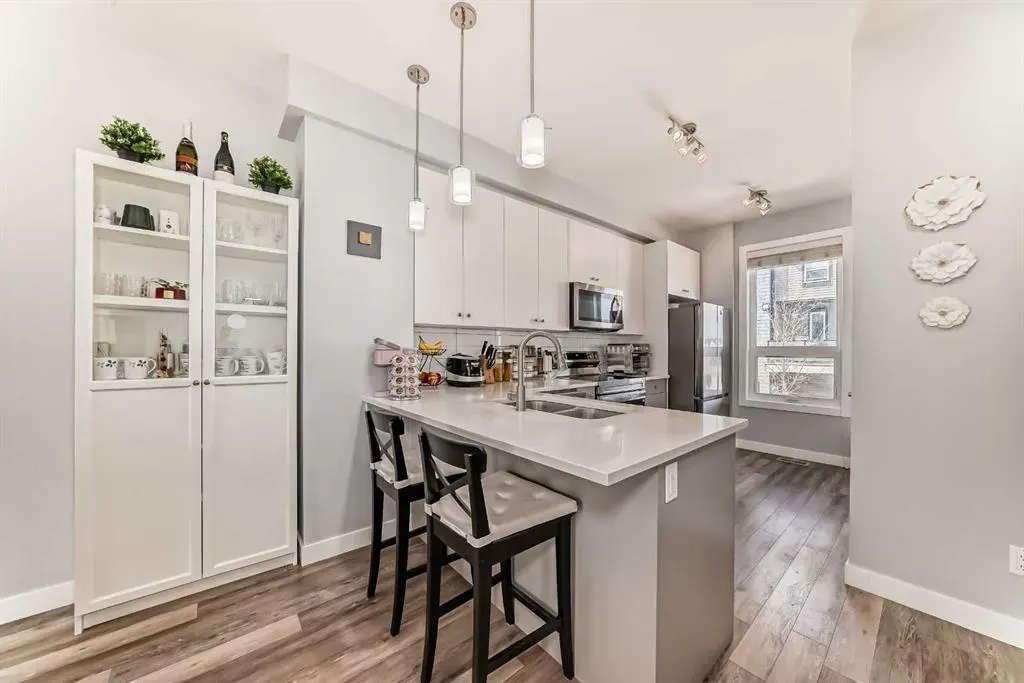 11 Evanscrest Mews NW, #106
