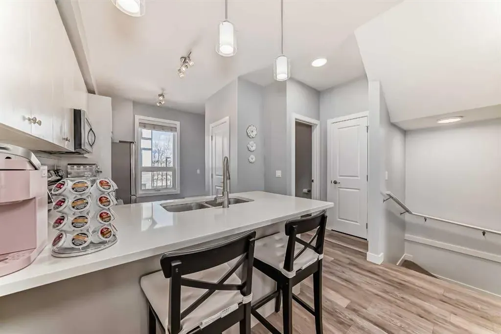 11 Evanscrest Mews NW, #106