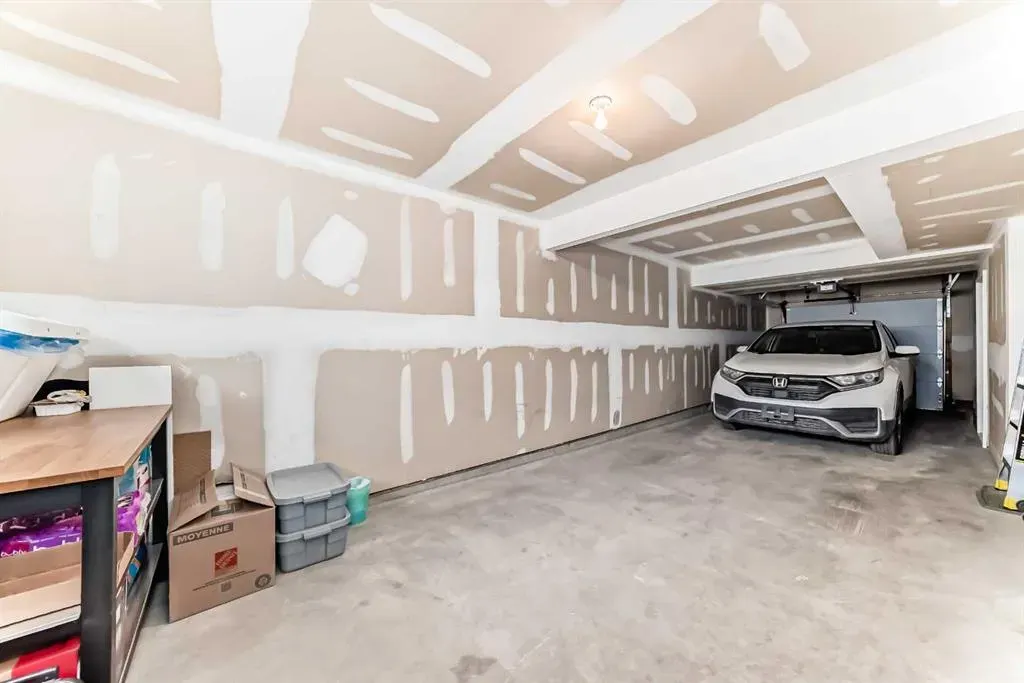 11 Evanscrest Mews NW, #106