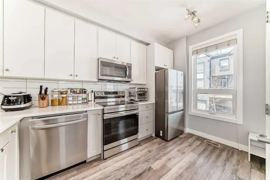 11 Evanscrest Mews NW, #106