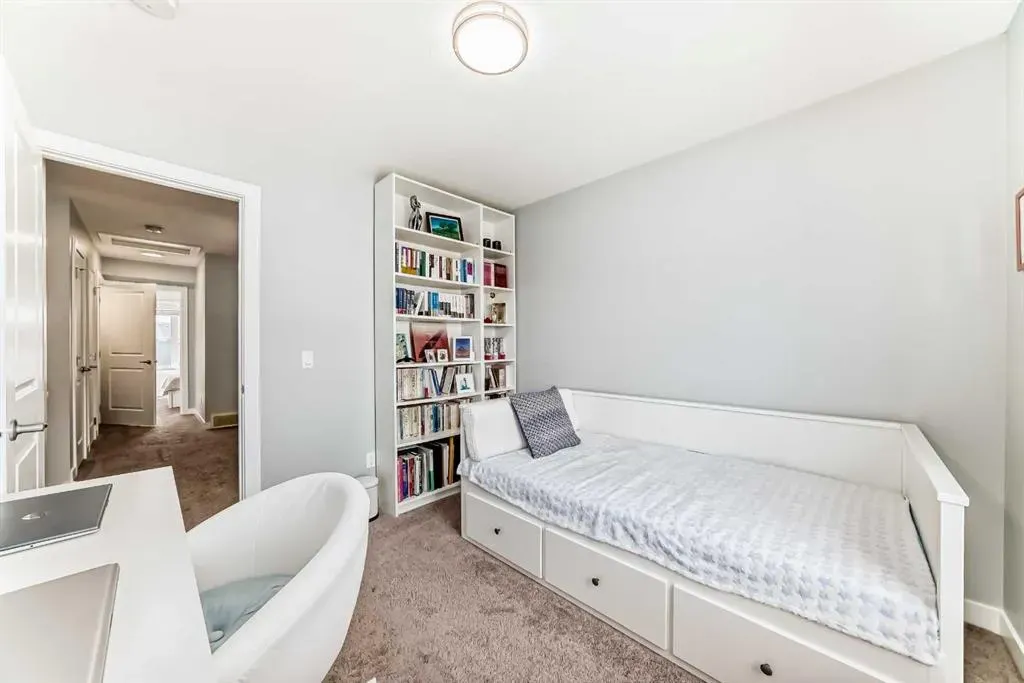 11 Evanscrest Mews NW, #106