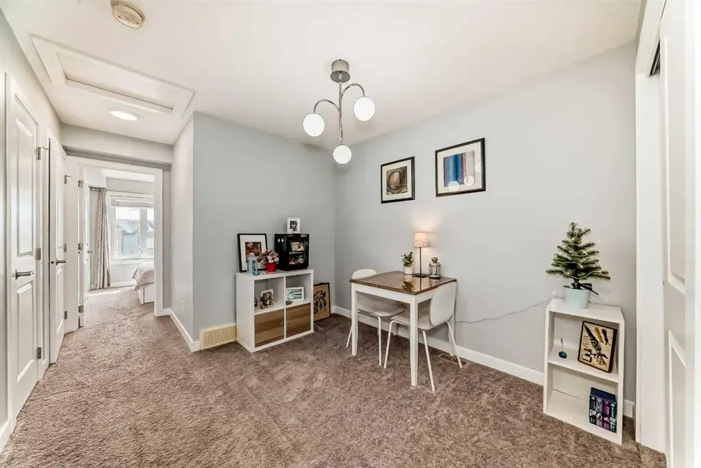 11 Evanscrest Mews NW, #106
