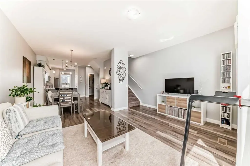 11 Evanscrest Mews NW, #106