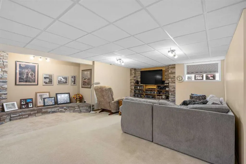 310 Riverside Garden NW