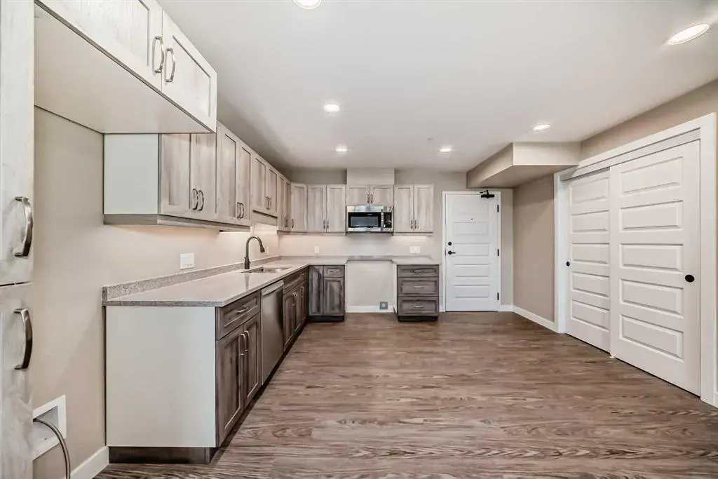404 1 Avenue SE, #206