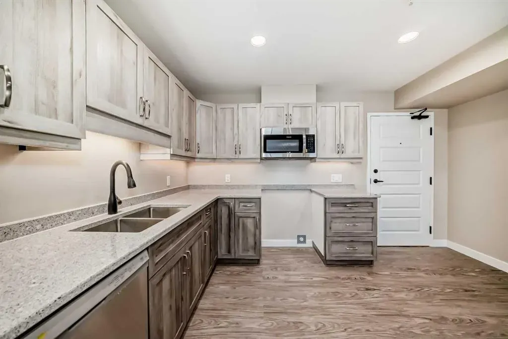 404 1 Avenue SE, #206