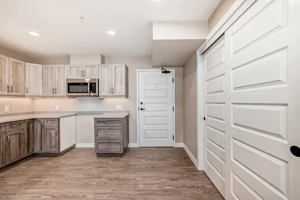 404 1 Avenue SE, #206