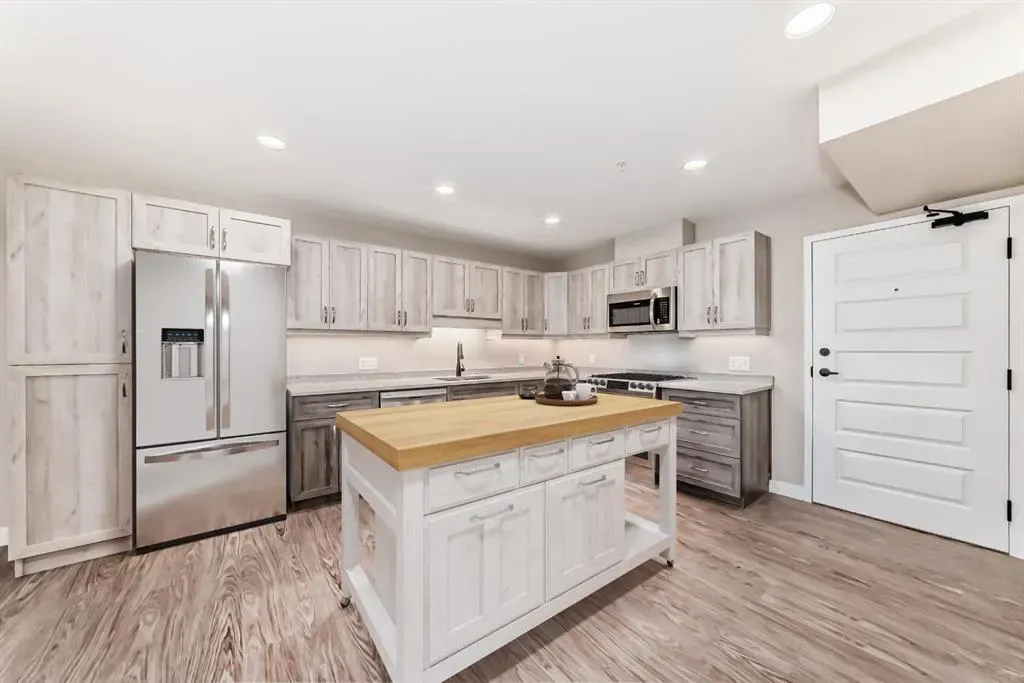 404 1 Avenue SE, #206