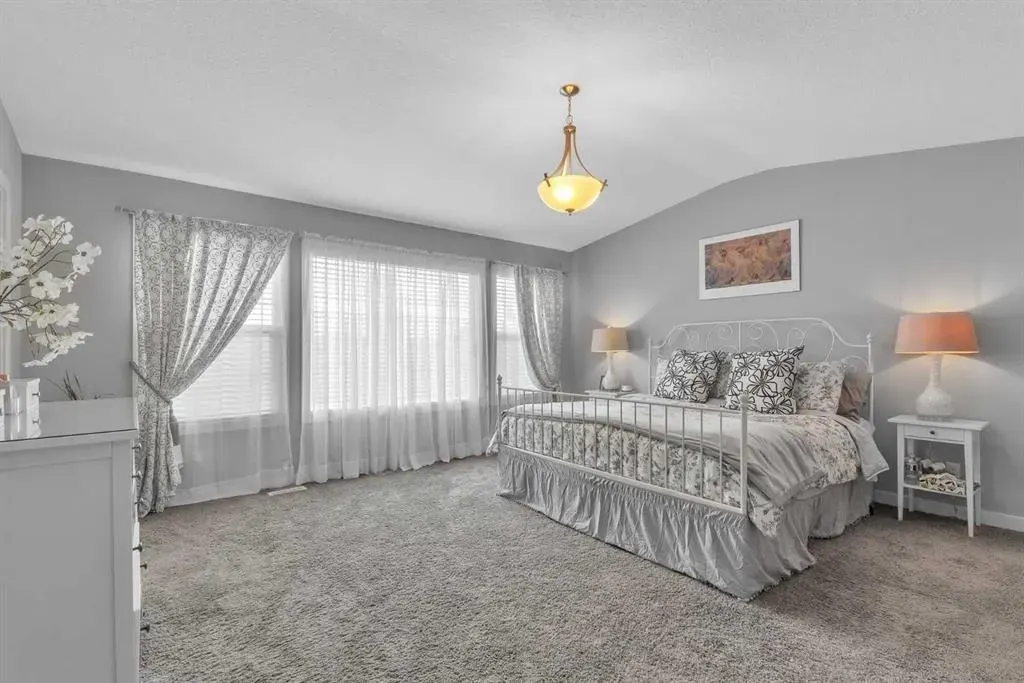 19 Mount Rae Heights