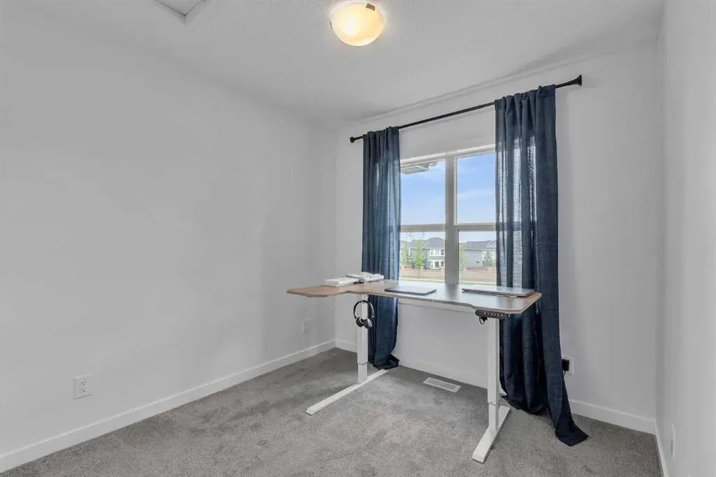 25 Evanscrest Mews NW, #407