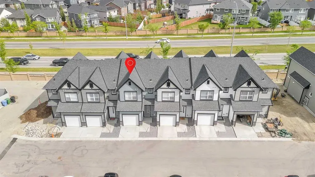 25 Evanscrest Mews NW, #407