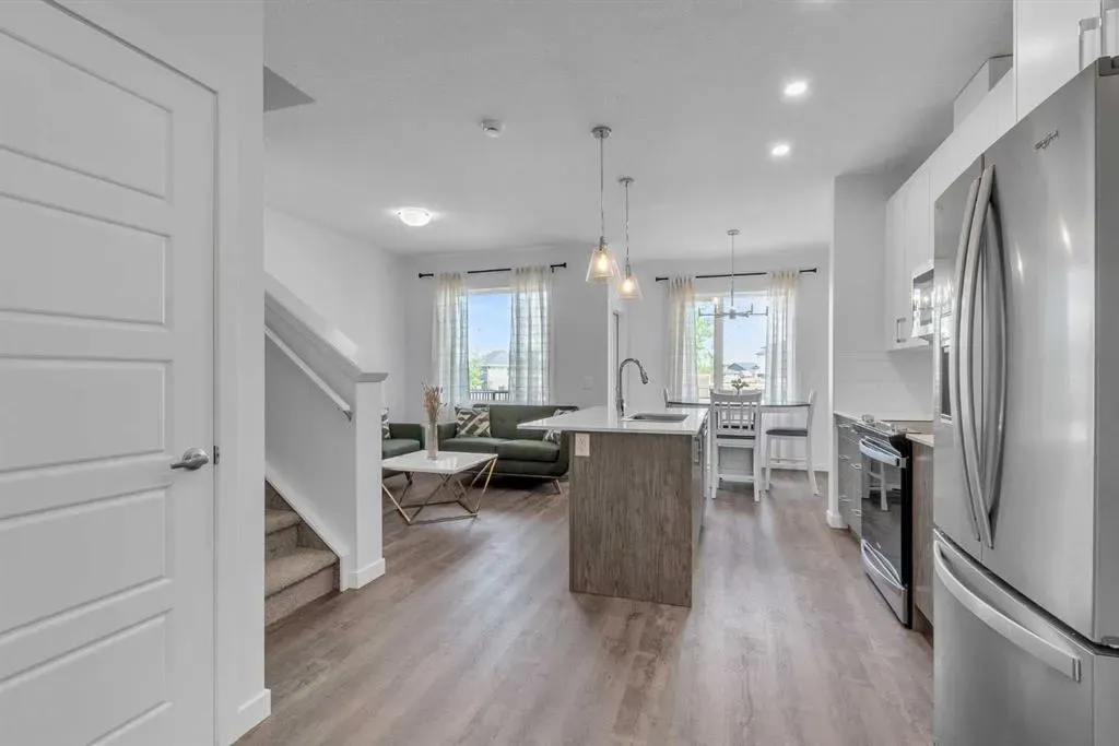 25 Evanscrest Mews NW, #407