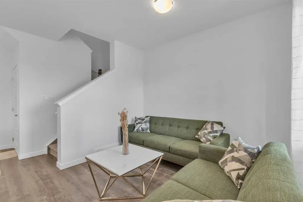 25 Evanscrest Mews NW, #407
