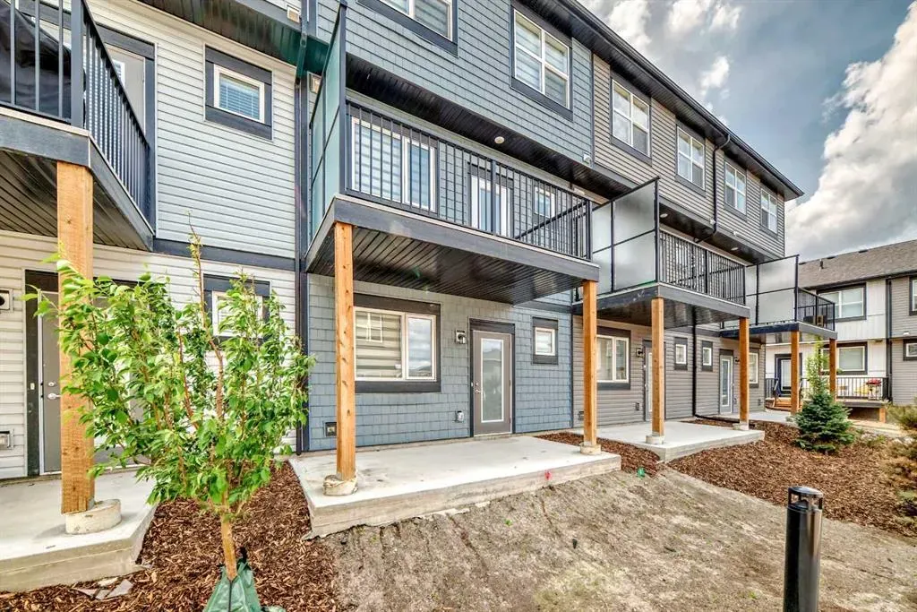 75 Evanscrest Common NW, #106
