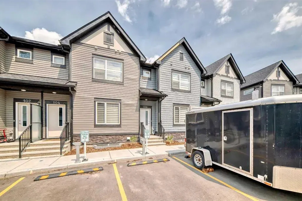75 Evanscrest Common NW, #106