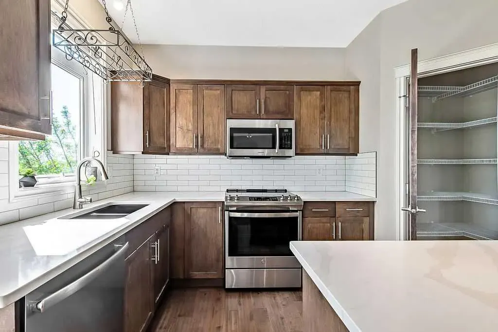 521 Westmount Close