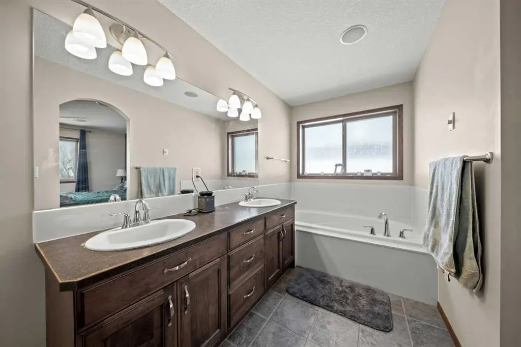 10 Crystalridge Bay
