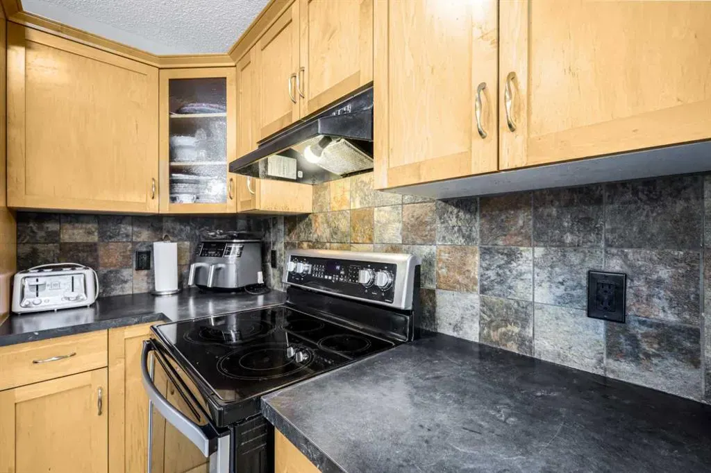 102 Evansford Grove NW