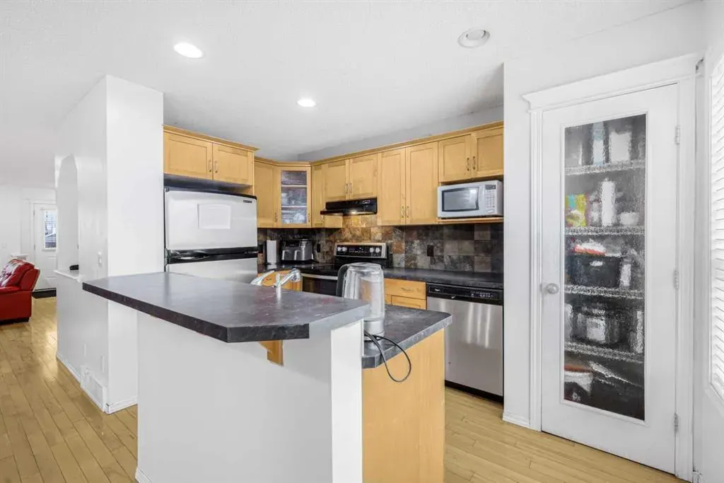 102 Evansford Grove NW