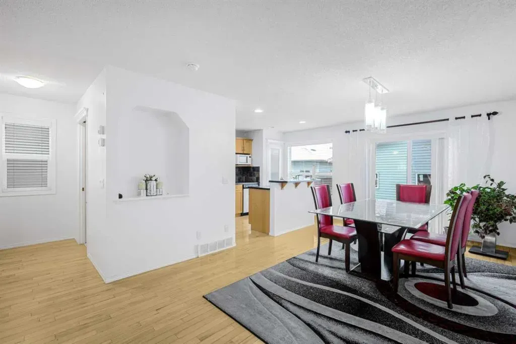 102 Evansford Grove NW
