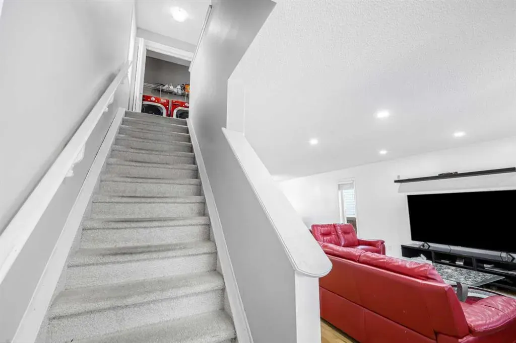 102 Evansford Grove NW