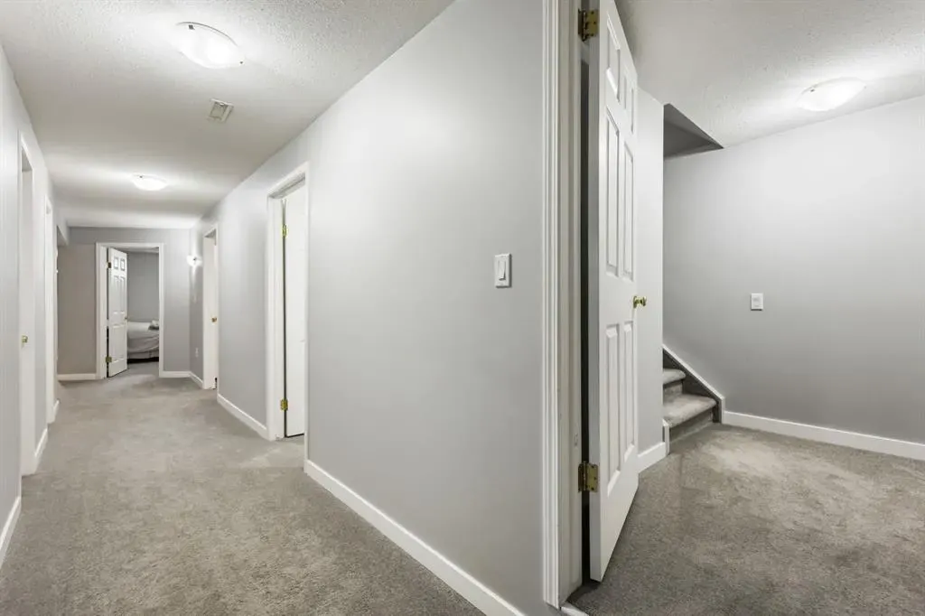 11 Strathmore Lakes Crescent