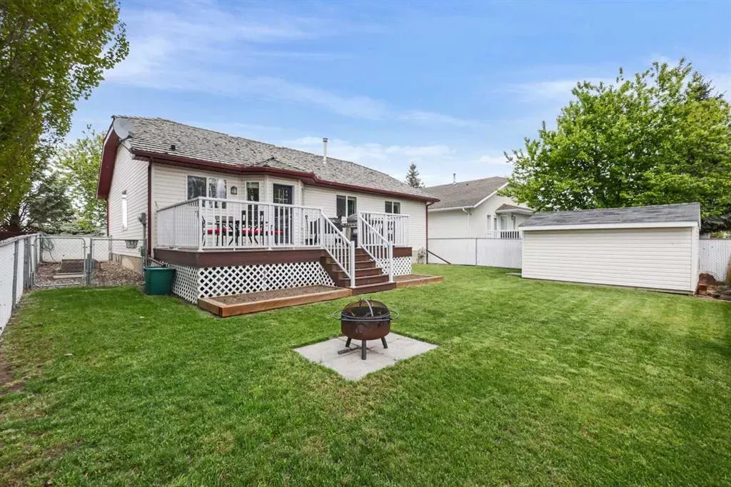 11 Strathmore Lakes Crescent