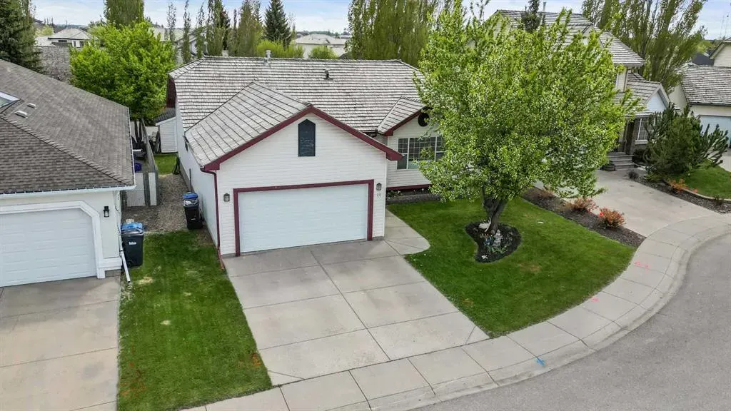 11 Strathmore Lakes Crescent