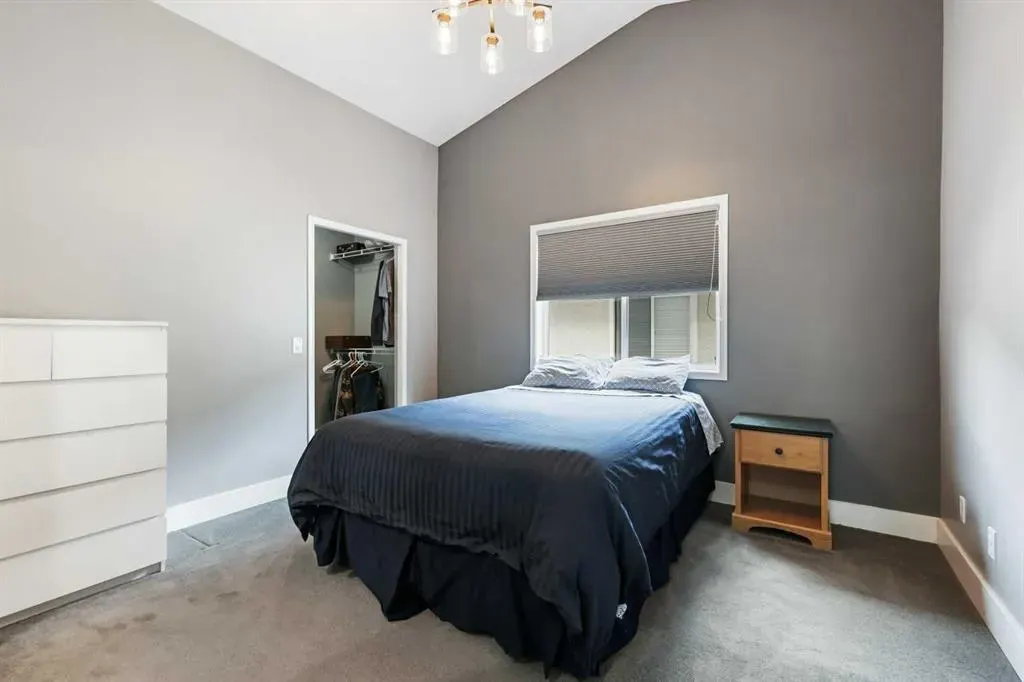 11 Strathmore Lakes Crescent