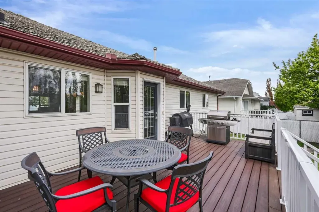 11 Strathmore Lakes Crescent