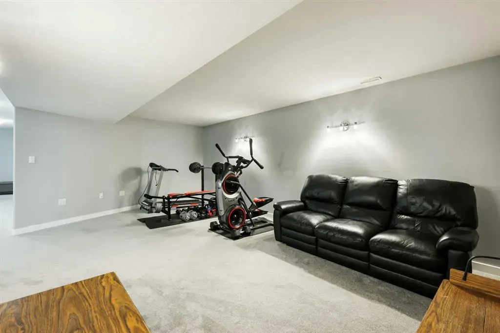 11 Strathmore Lakes Crescent