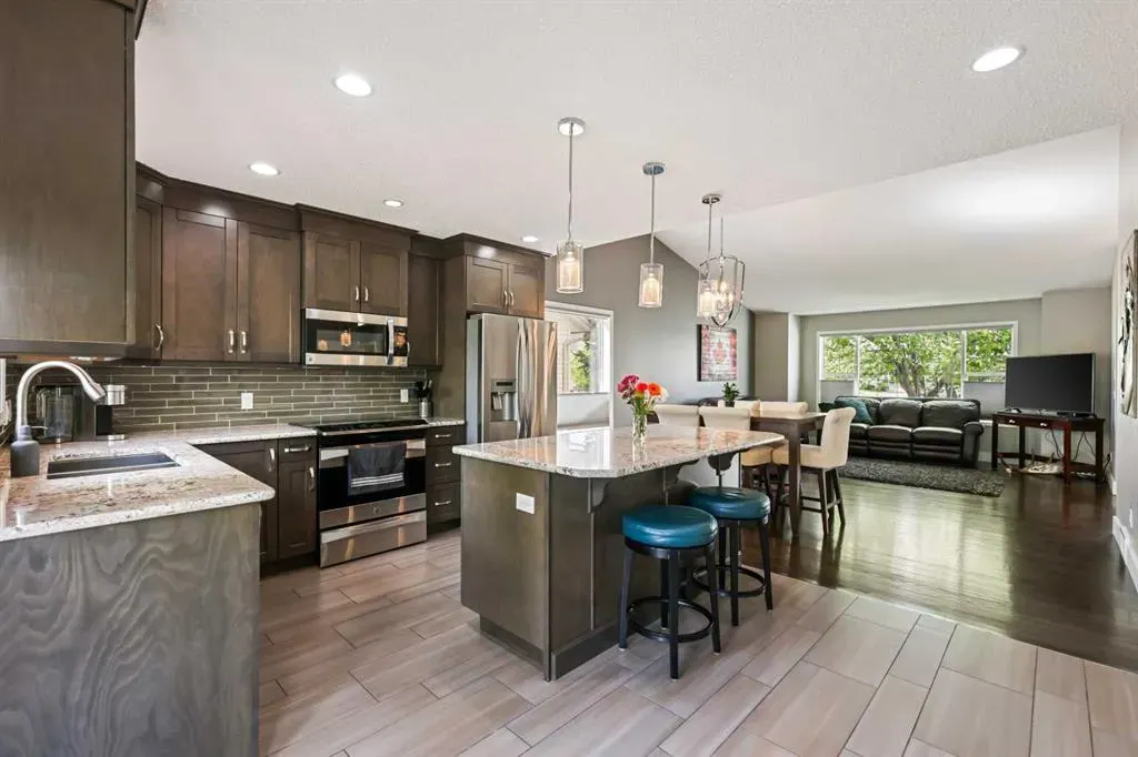 11 Strathmore Lakes Crescent