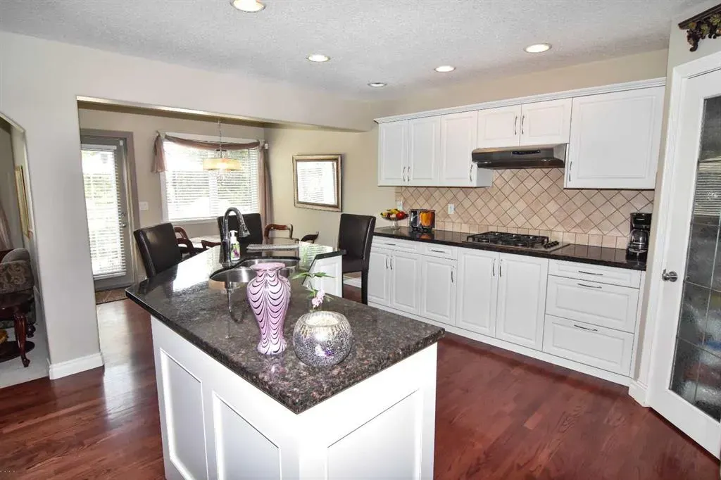 148 Scenic View Close NW