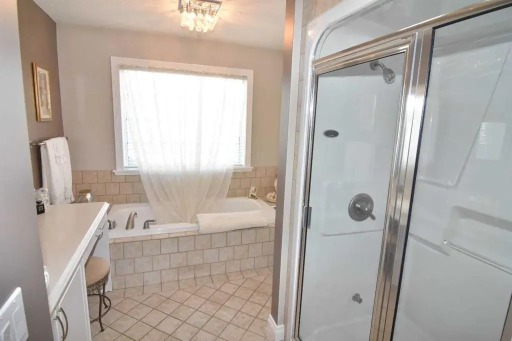 148 Scenic View Close NW