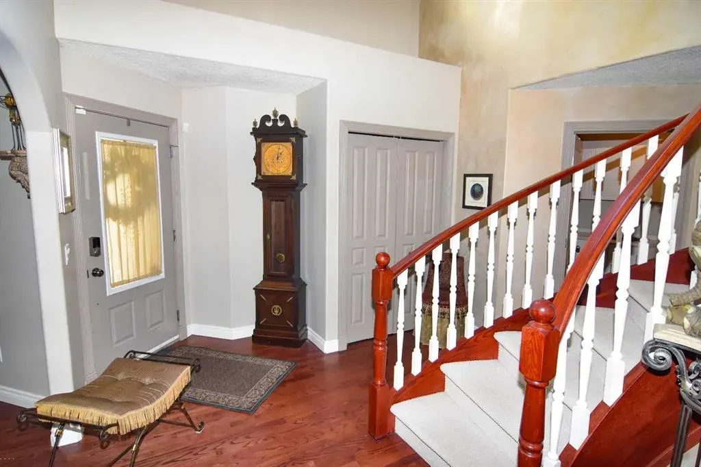 148 Scenic View Close NW
